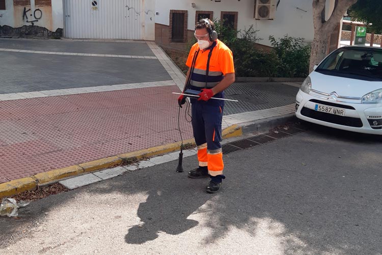 Operator with ultrasound system to search for leaks.