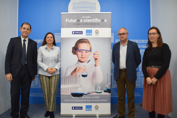 Presentation of the conference by the manager of Hidralia in San Fernando, José Luis Trapero, and the mayor of the city, Patricia Cavada.