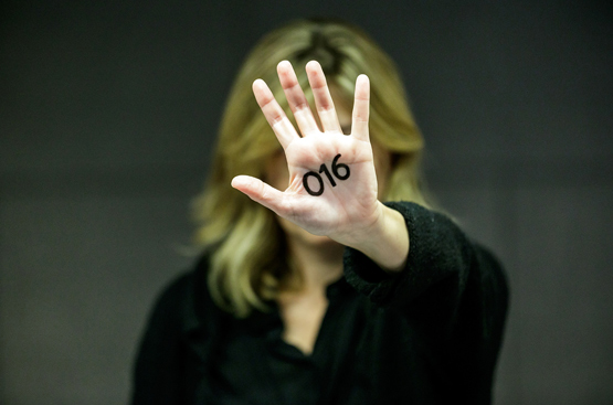 Imagen de una mano con el número 016