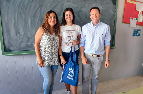 La ganadora Lucía Cazorla con el premio entregado por Pedro Peña, gerente de Aguas de Huelva.