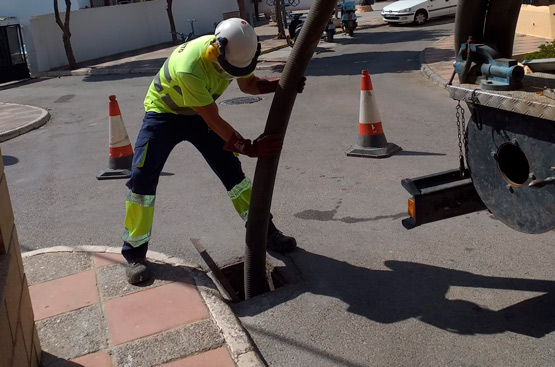 Ir a la noticia Revisan la limpieza de las zonas más críticas de la red de alcantarillado de San Fernando
