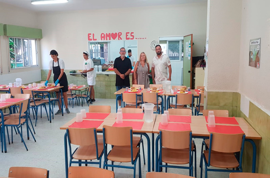 Responsables de Hidralia, del Ayuntamiento y del campamento en el comedor.