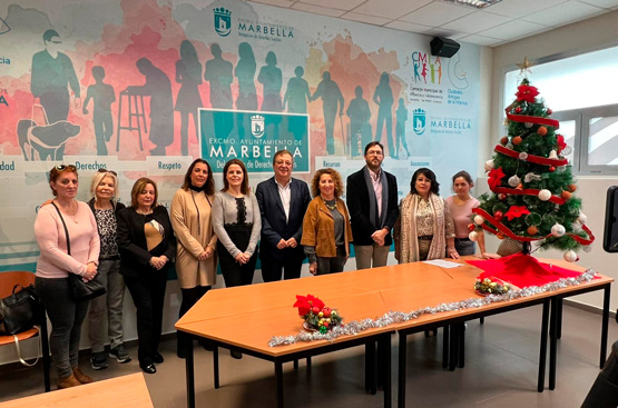 Hidralia entrega un año más con 180 juguetes y 3.750 bolsitas de caramelos a tres asociaciones de Marbella