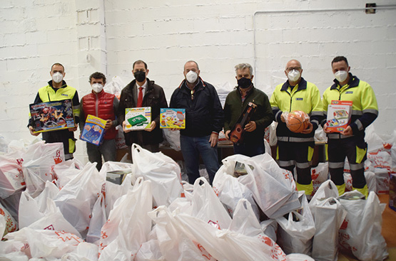 Ir a la noticia Hidralia dona más de un centenar de juguetes para colaborar en la campaña ‘Ningún niño sin juguetes’ de la Asociación de Reyes Magos de San Fernando